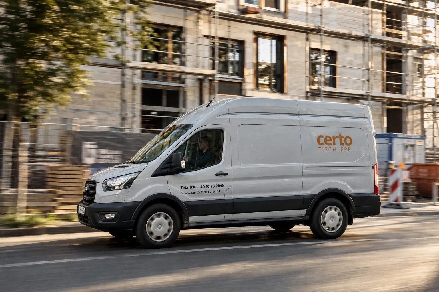 certo Montagefahrzeug vor einem Gebäude mit Gerüst