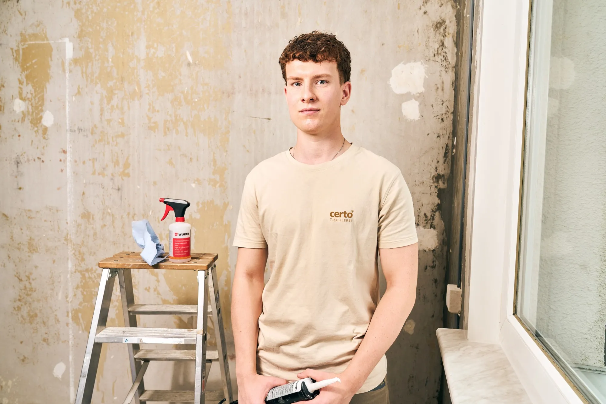 Junger Kollege bei der Montage
