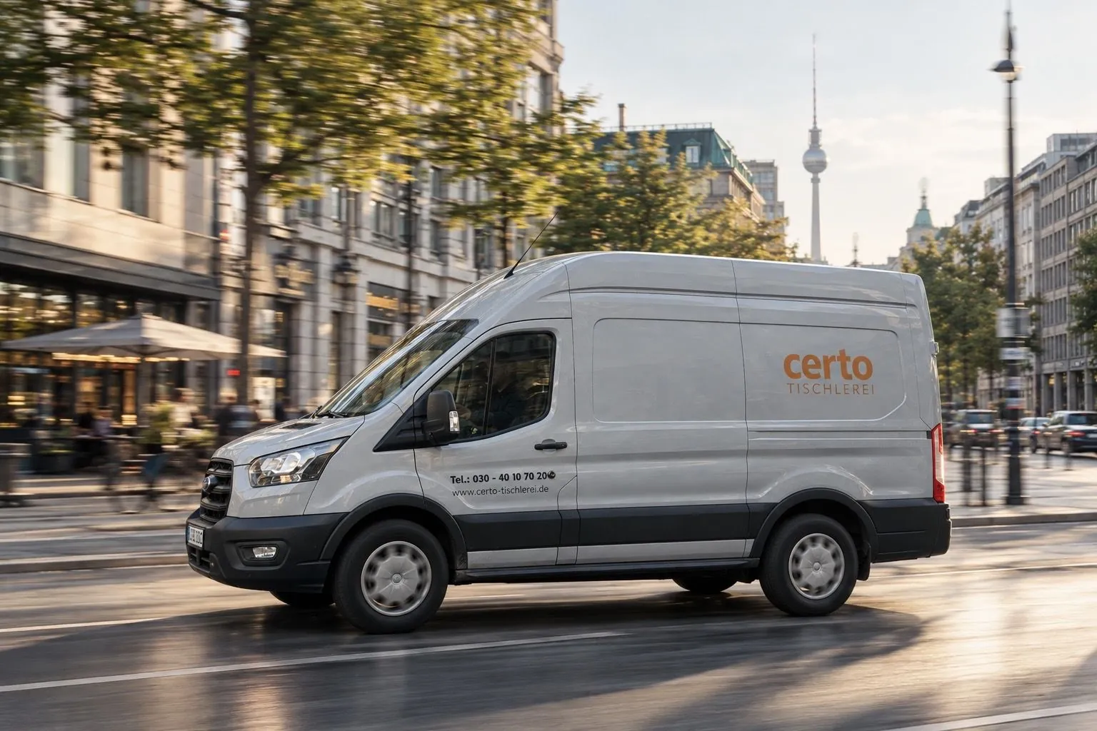 certo Montagefahrzeug in Berlin, im Hintergrund der Fernsehturm